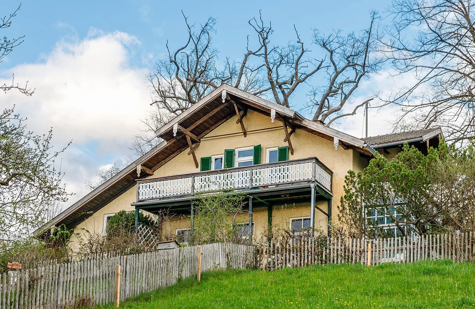 Bayerische Felder am Rand eines Dorfes